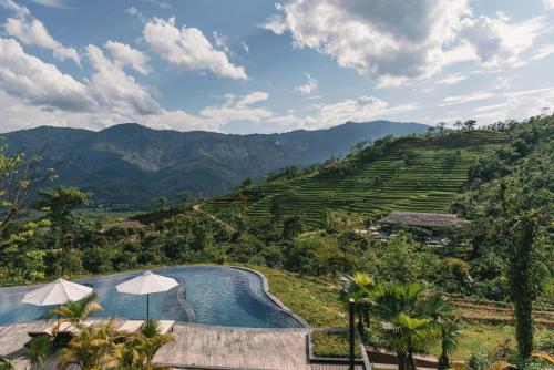 Pemandangan gunung umum atau pemandangan gunung yang diambil dari resort