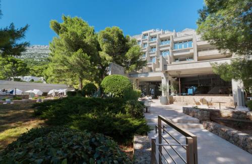 Blick auf das Hotel aus dem Garten in der Unterkunft Bluesun Hotel Soline in Brela