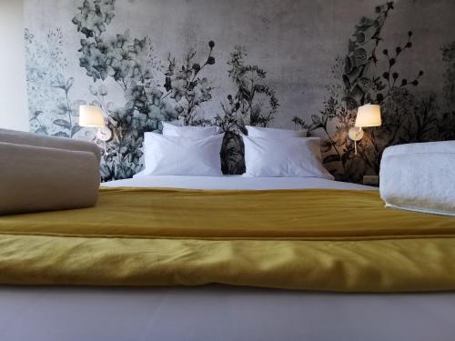 Кровать или кровати в номере Aux Ateliers