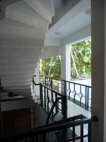 eine Treppe in einem Haus mit Meerblick in der Unterkunft Hotel Peacock in Kovalam