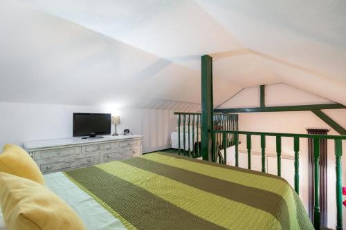 a bedroom with a bed and a tv on top at Casa Doina in Baile Felix