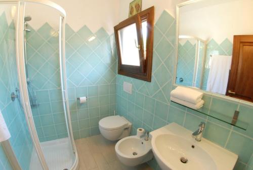 La salle de bains est pourvue de toilettes, d'un lavabo et d'une douche. dans l'établissement Casa Rau, à Palau