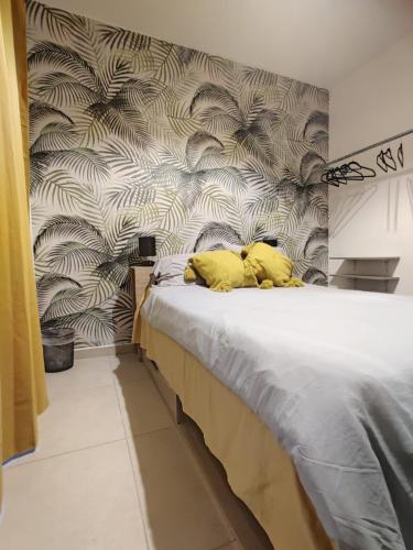Llit o llits en una habitació de Qawra Apartment