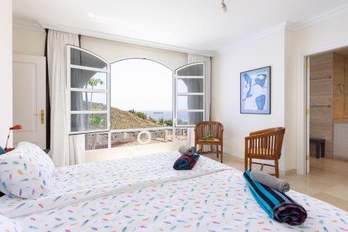 1 dormitorio con cama y ventana grande en Home2Book Stunning Villa near Las Teresitas&Anaga en Santa Cruz de Tenerife