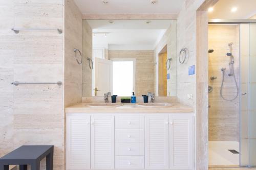 A bathroom at Home2Book Stunning Villa near Las Teresitas&Anaga