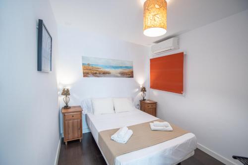 1 dormitorio con 2 camas en una habitación en Apartamento Posadilla Cadiz, en Cádiz