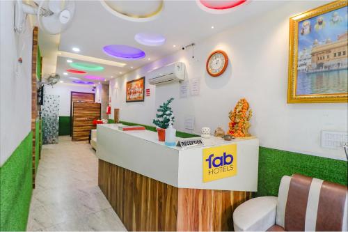 een fastfoodrestaurant met een bordje voor ahi-hutten aan de muur bij FabHotel JP Residency in Amritsar