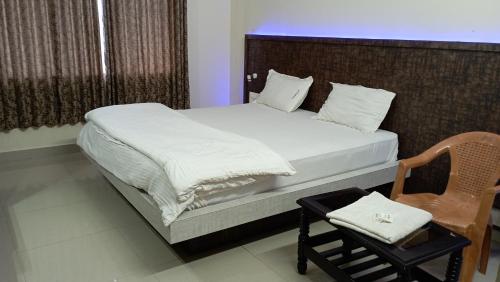 SringeriにあるSTAYMAKER Shubhodaya Lodgeのベッド(椅子付)とベッド(シドウサイドシドウサイドシドウサイドシドウサイドシドウサイドシドウサイドシドウサイドシドウサイドシドウサイドシドウサイドシドウサイドシドウサイドシドウサイドシドウサイドシドウサイドシドウサイドシドウサイドウサイドウサイドウサイドウサイドウサイドシドウサイドウサイドウサイドウサイドウサイドウサイドウサイドウサイドシドシドシドウサイドウサイドウサイドウサイドウサイドウサイドウサイドウサイドウサイドウサイドウサイドウサイドウサイドウサイドウサイドウサイドウサイドウサイドウサイドウサイドウサイドウサイドウサイドウサイドウサイドウサイドベッド