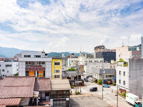 een uitzicht op de stad met gebouwen bij Tabist Kanko Business Hotel Matsuyama Hida Takayama in Takayama