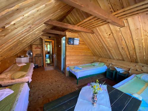 einen Blick über einen Raum in einem Blockhaus in der Unterkunft Pension Csomád in Băile Tuşnad