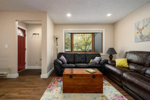 sala de estar con sofá de cuero y mesa de centro en Whistler Village - Redwood 10 condo, en Steamboat Springs