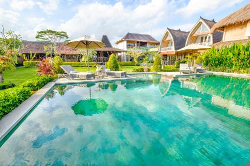 ein Bild eines Schwimmbads in einem Haus in der Unterkunft Canggu Wooden Green Paradise in Canggu