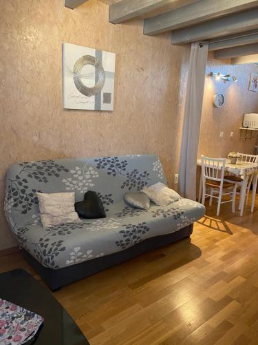 uma cama numa sala de estar com uma mesa em Domaine de La Méniguère em Saint-Gein