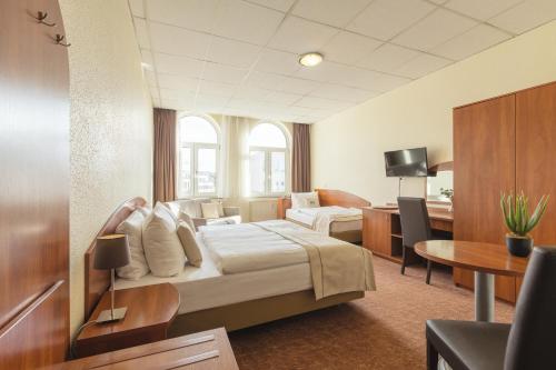 a hotel room with a bed and a desk at Hotel Hamburg Stadtzentrum in Hamburg