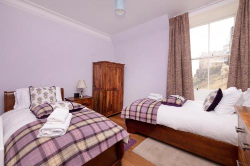 Säng eller sängar i ett rum på ALTIDO Charming apt by Edinburgh Castle