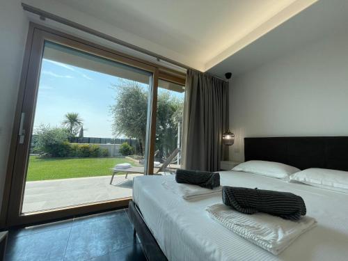 A bed or beds in a room at Bardolino Luxury