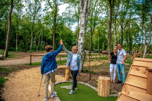 een groep mensen die golfen in een park bij EuroParcs Ruinen in Ruinen