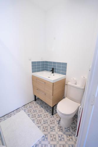 une salle de bain avec toilettes et lavabo dans l'établissement Studio refait à neuf avec cuisine équipée R1, à Blaye