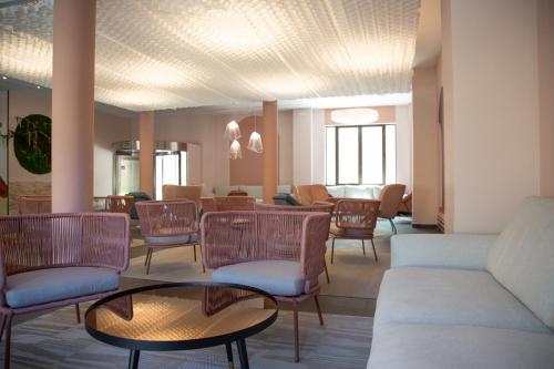 a lobby with chairs and tables and a waiting room at Hotel Real Balneario Carlos III in Trillo