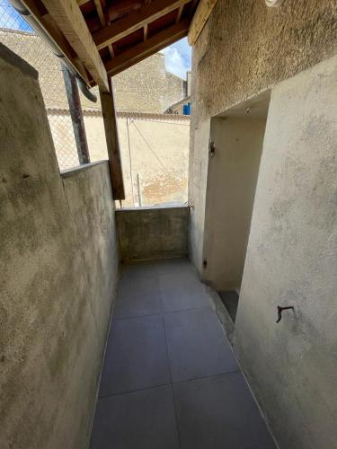 un couloir vide d'un bâtiment avec une porte dans l'établissement Studio refait à neuf avec cuisine équipée R1, à Blaye