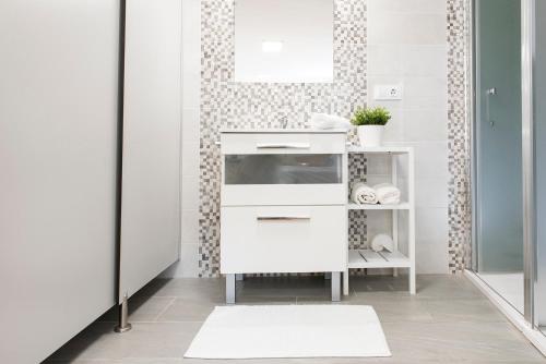 a kitchen with a white cabinet in a room at Villa El Castañal con Piscina Privada in Vigo