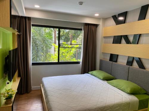 Postel nebo postele na pokoji v ubytování Dusit Grand Park Condo