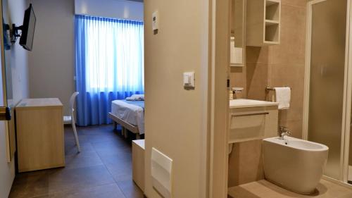 Kylpyhuone majoituspaikassa Pianomare Riviera Apartments and Rooms