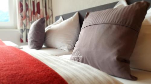 Una cama o camas en una habitación de Bergzeit Appartements