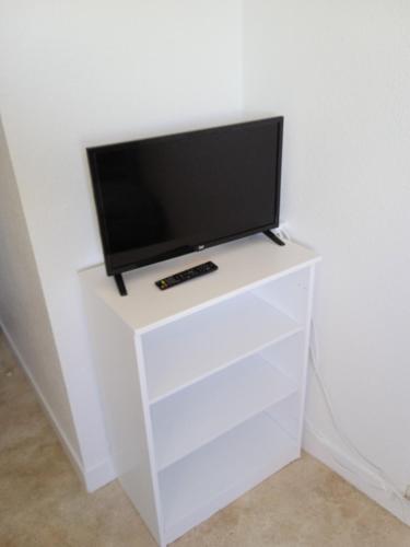 - une télévision sur un banc blanc dans l'établissement Studio - Marina 4 - 15 allée des Pinons - 4-1, à Saint-Jean-de-Monts