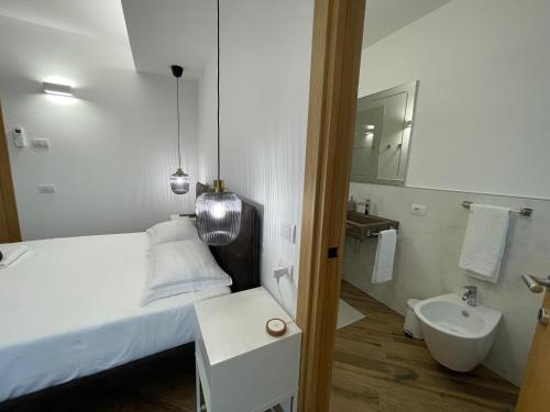 A bathroom at Bardolino Luxury