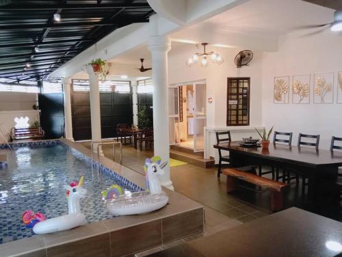Piscina de la sau aproape de Comfortable Private Swimming Pool Homestay Melaka 20 Pax 5R3B