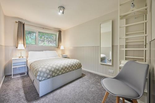 1 dormitorio con cama, escritorio y silla en Host & Stay - Robin's Nest, en Gunnislake
