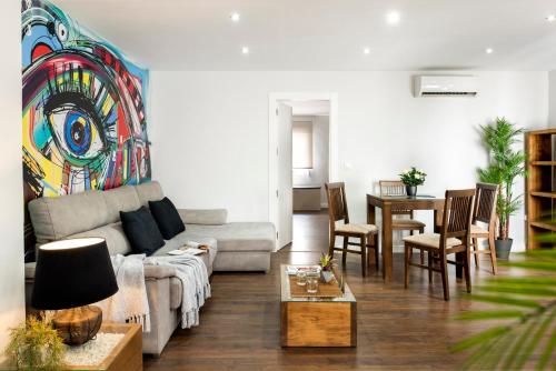 sala de estar con sofá y mesa en Viviendas con Fines Turísticos "Quivir Pidal", en Andújar