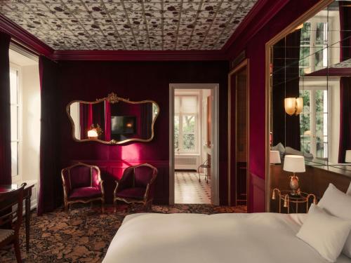 a bedroom with a bed and a mirror at Hôtel Particulier Montmartre in Paris