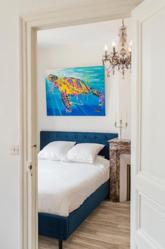 Ένα ή περισσότερα κρεβάτια σε δωμάτιο στο Suites Mana - Bleu Pacifique - Vue sur Place Ducale avec Parking privé inclus
