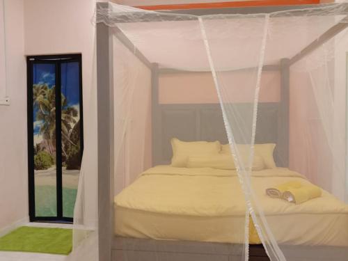 una camera da letto con un letto a dondolo e una finestra di Comfortable Private Swimming Pool Homestay Melaka 20 Pax 5R3B a Malacca