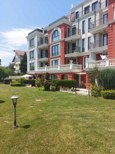 un gran edificio de apartamentos con una luz en el césped en Rumi place, en Varna