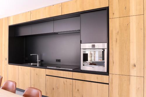 una cucina con lavandino e piano cottura di HUIS19 Luxury apartments a Gand