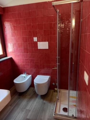 uma casa de banho com um WC, um lavatório e um chuveiro em Hotel Ristorante Villa Terry em Lauria Inferiore