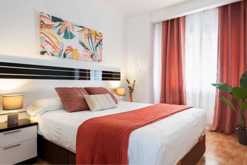 Vivienda con Fínes Turísticos "Valdivia" في أندوخار: غرفة نوم بسرير كبير مع بطانية حمراء