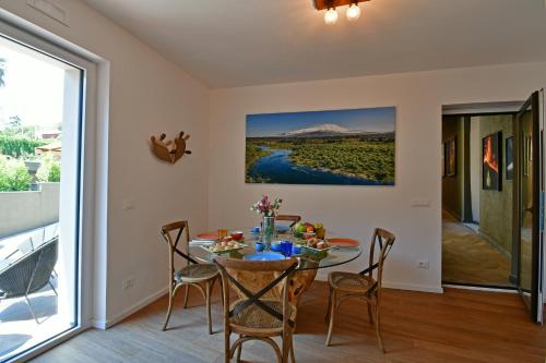 a dining room with a table and chairs at San Anton Hotel in Trecastagni