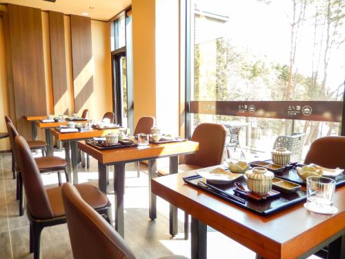 大石市にあるKumonoue Fuji Hotel - Vacation STAY 13713vのレストランのテーブルと椅子
