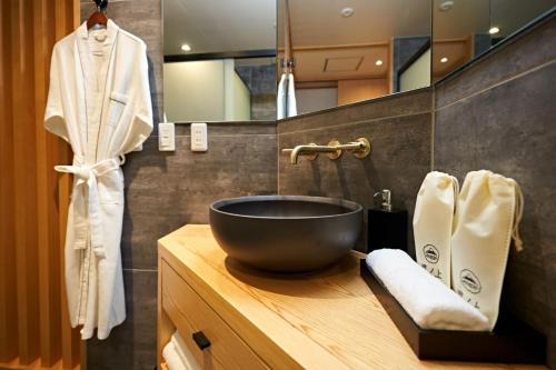 uma casa de banho com um lavatório preto num balcão em Kumonoue Fuji Hotel - Vacation STAY 13713v em Oishi