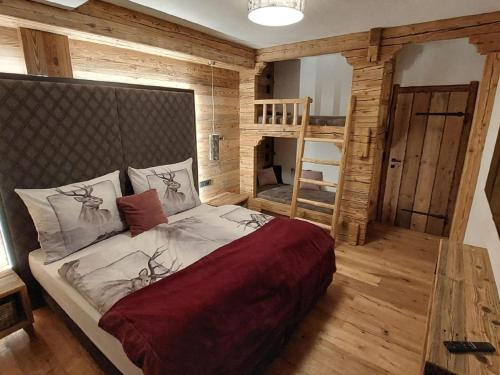 Ένα ή περισσότερα κρεβάτια σε δωμάτιο στο Chalet in Grosskirchheim with sauna and hot tub