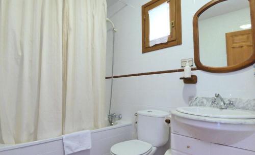 La salle de bains est pourvue de toilettes, d'un lavabo et d'un miroir. dans l'établissement Ecohotel El Descansillo, 