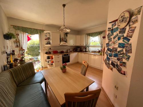 un soggiorno con un tavolo e una cucina di Pension Neue Messe a Rackwitz