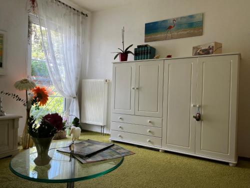 um quarto com um armário branco e uma mesa de vidro em Pension Neue Messe em Rackwitz