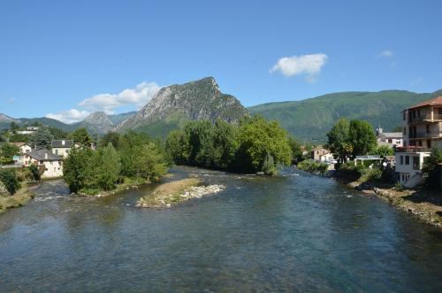 a river in a town with mountains in the background at Chambres d'Hôtes Domaine du Hameau Baylesse in Saint-Jean-dʼAigues-Vives