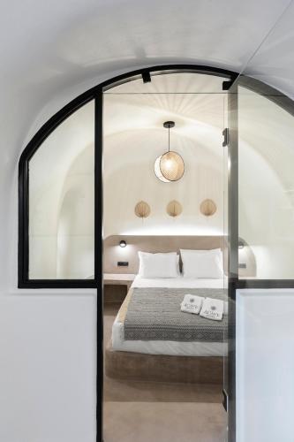 Postel nebo postele na pokoji v ubytování Acave Santorini Suites