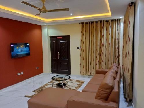 3 Bed Furnished Apartment - Wifi Aircon Parking